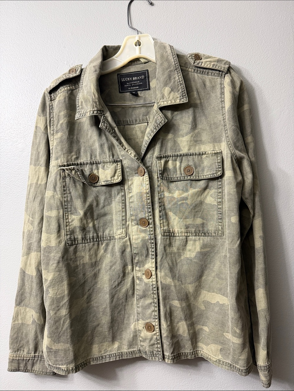 Lucky Brand Women's Olive Camo Button-Up Utility Shirt Jacket medium